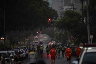 Participantes debaixo de chuva durante a Corrida do Facho, em comemoração ao aniversário de Campo Grande  (Foto: Henrique Kawaminami) 