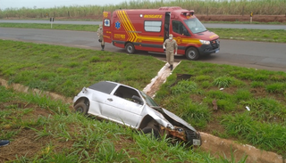 Varro parou tombando numa vala às margens da rodovia (Foto: Marcos Donzeli) 