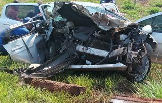 Peugeot destruído após acidente na BR-060. (Foto: BNC Notícias)