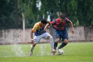 Jogadores disputam bola durante partida de ida, em Ivinhema (Foto: @eduardofotoms)