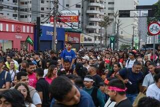 Multidão reunida na Avenida Afonso Pena, por volta das 17h (Foto: Henrique Kawaminami)