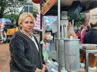 Renata vende churros há 20 anos no Centro (Foto: Idaicy Solano)
