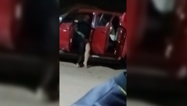 De novo: casal &eacute; flagrado fazendo sexo em frente de casa noturna 