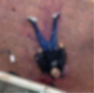 Corpo de Ramón Aliende Roble estirado no chão após assassinato (Foto: Direto das Ruas)