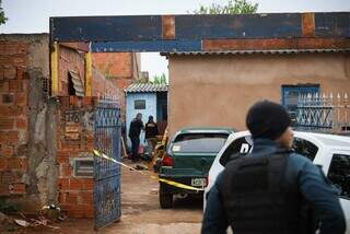 Perícia e policial militar na casa onde Luiz Henrique morreu. (Foto: Henrique Kawaminami)
