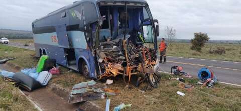 Superlotado, ônibus atinge caminhão, motorista morre e três ficam feridos