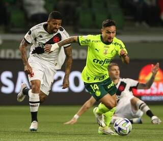 Arthur carrega bola durante lance neste domingo (Foto: Reprodução/Palmeiras)