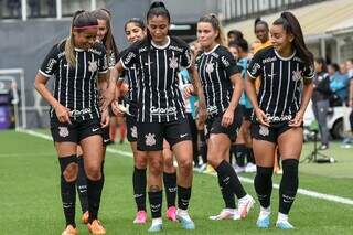 Jogadoras do Corinthians comemoram gol marcado em vitória deste domingo (Foto: Jota Erre/Photo Premium/Gazeta Press)