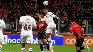 Jogadores disputam bola em jogada neste domingo (Foto: Mailson Santana/Fluminense FC)