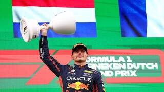 Max Verstappen segura troféu do GP da Holanda (Foto: F1/Reprodução)