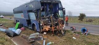 Após colisão, ônibus ficou com a frente destruída (Foto: Elenize Olveira/Cenário MS)