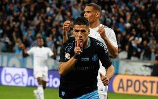 Suarez comemora primeiro gol da vitória de hoje (Foto: Divulgação/Grêmio)