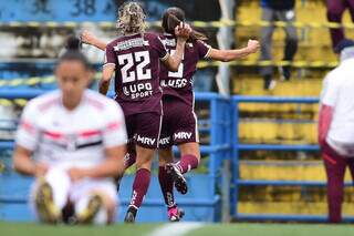 Barrinha comemora primeiro gol da partida (Foto: CBF/Reprodução)