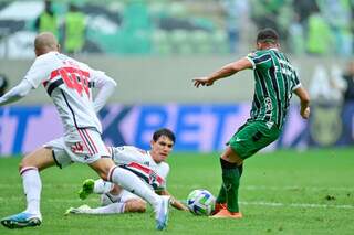 Jogadores disputam bola durante confronto deste domingo (Foto: Mourão Panda/América-MG)