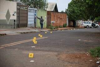 Marcas de sangue na Rua Guaruva sinalizadas por placas numricas da percia. (Foto: Henrique Kawaminami)