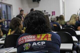 Professora com camiseta da campanha (Foto: Juliano Almeida)