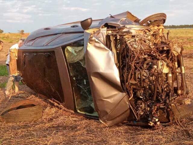 Motorista perde controle da dire&ccedil;&atilde;o e capota ve&iacute;culo em rodovia