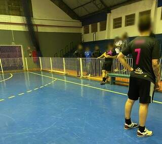 Jovem &eacute; preso ao chamar &aacute;rbitro de &quot;preto&quot; em jogo de futsal