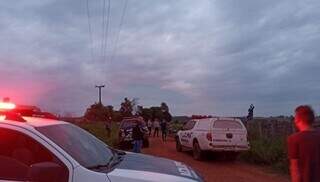 Viaturas policiais e da polícia em estrada onde ocorreu acidente. (Foto: Ponta Porã News)