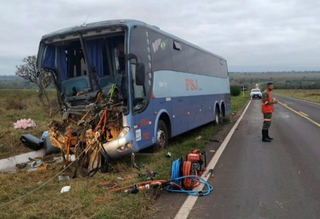 Ônibus ficou com a frente destruída (Foto: reprodução/Cenário MS)