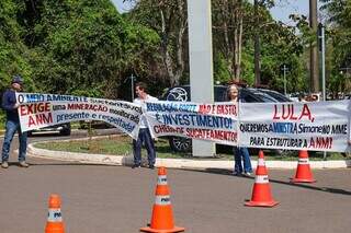 Servidores aproveitaram a concentração de políticos em evento para reivindicar investimentos em Agência Nacional de Mineração (Foto: Henrique Kawaminami)