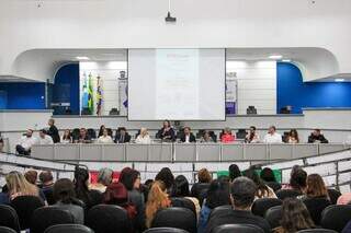 Plenário da Câmara Municipal de Campo Grande durante realização de seminário. (Foto: Juliano Almeida)
