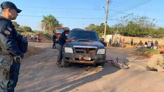 Bicicleta do menino embaixo da caminhonete e da menina caída ao lado do veículo (Foto: O Pantaneiro)