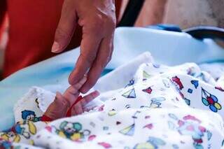 Mãe segura a mão de recém-nascido; em MS, foi à Justiça para ter direito a registrar bebê, gerado em “barriga solidária” (Foto: Campo Grande News/Arquivo)