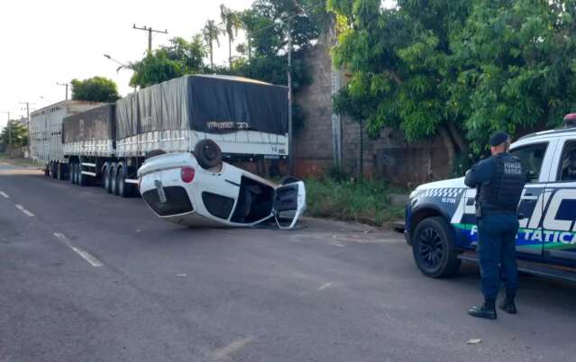 Ap&oacute;s capotar na regi&atilde;o norte, condutor abandona carro roubado