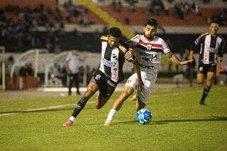 Jogadores disputam a posse de bola no Estádio Santa Cruz. (Foto: Rennê Carvalho/ABC)