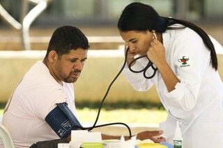 Medição da pressão arterial; níveis elevados são fatores de risco para doenças do coração (Foto: Marcelo Camargo/Agência Brasil)