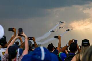 Aviões militares realizam manobras no céu. (Foto: Sargento Müller Marin/FAB)