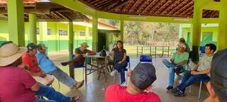 Juíza federal Monique Marchioli Leite conversa com indígenas na Aldeia Bananal (Foto: JFMS)