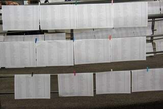 Lista de crianças sem matrícula foi exposta em varal. (Foto: Juliano Almeida)