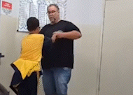 Mãe se emociona ao ver professor dançando com aluno autista