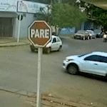 Motorista de carro fura preferencial, provoca capotagem e foge