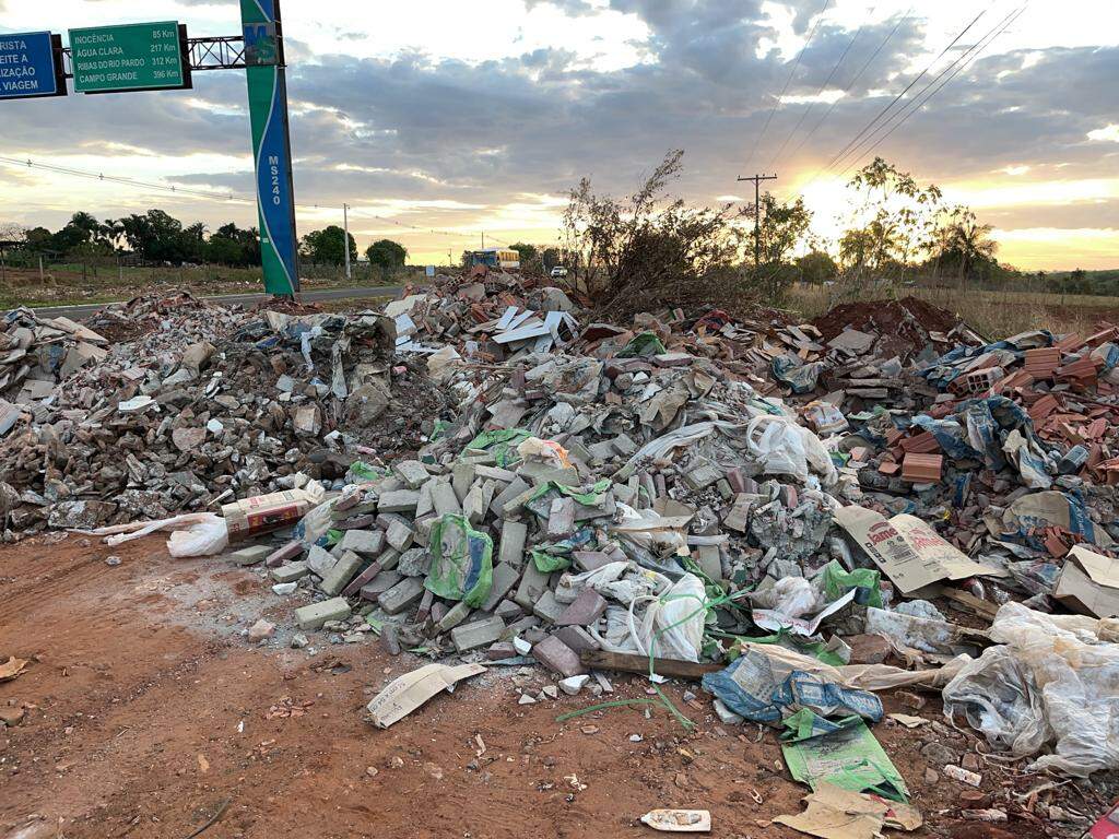 Homens são multados em R$ 120 mil por jogar lixo às margens da MS-240 