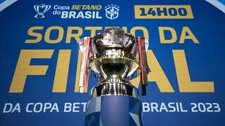 Taça da Copa do Brasil no sorteio da CBF (Foto: Thaís Magalhães/CBF)