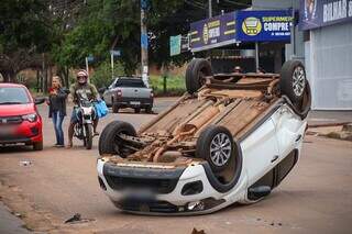 Carro ficou com as rodas para cima após colisão na Rua Jerônimo de Albuquerque. (Foto: Henrique Kawaminami)