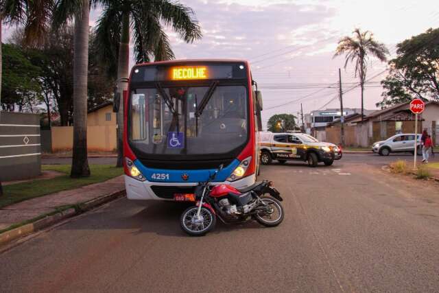 &Ocirc;nibus invade preferencial e atinge motociclista e passageiro