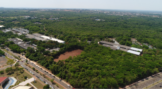 Imagem aérea do Parque dos Poderes, com destaque à sede do Tribunal de Justiça de Mato Grosso do Sul que foi alvo de ação do Ministério Público do Estado contra o desmatamento para fazer estacionamento (Foto: Gabriel Marchez)