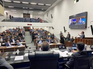 Parlamentares discutindo a proposta no plenário da Assembleia (Foto: Divulgação/Alems)