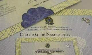 Certidão de nascimento emitida em papel timbrado (Foto: Marcello Casal Jr/Agência Brasil)