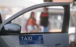 Carro de taxista para em um dos pontos espalhados pela capital sul-mato-grossense (Foto: arquivo / Marcos Maluf) 