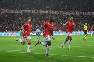 O atacante equatoriano Enner Valencia comemora o gol que abiu o placar no Beira-Rio. (Foto: Ricardo Duarte/Internacional)