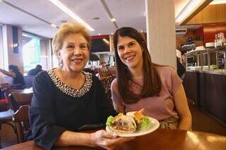Viúva e filha de Renato Rezende com o sanduíche que ganhou nome do médico. (Foto: Paulo Francis)