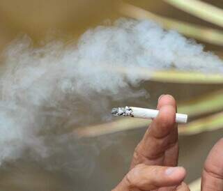 Homem fumando cigarro; consumo do tabaco é responsável por pelo menos 90% dos diagnósticos de câncer no pulmão (Foto: Marcos Maluf)
