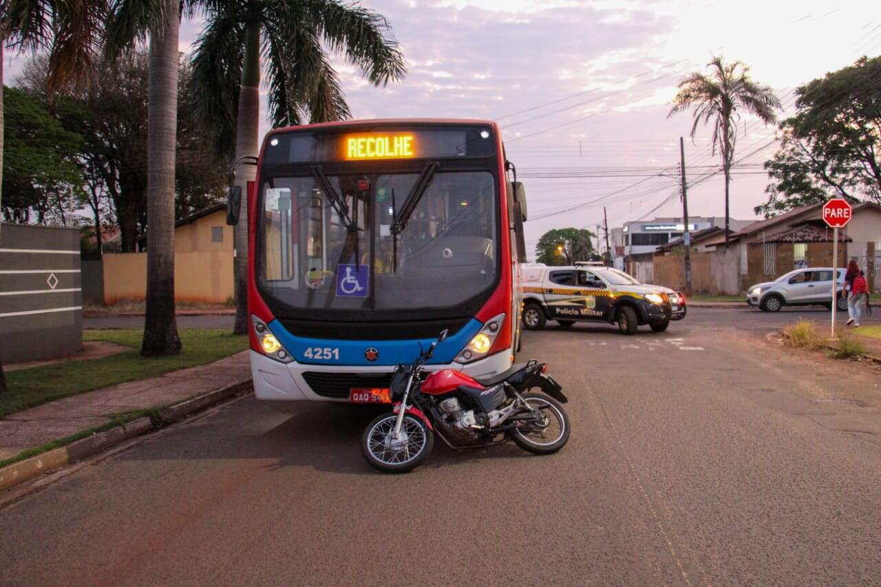 Ônibus invade via preferencial e atinge motociclista e passageiro