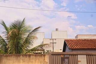 Ponta da caldeira da fábrica entre as casas dos moradores do Bairro Pioneiros (Foto: Paulo Francis)