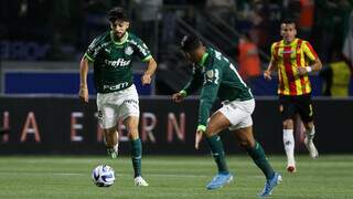 O jogador Flaco López com a posse da bola. (Foto: Cesar Greco/Palmeiras)